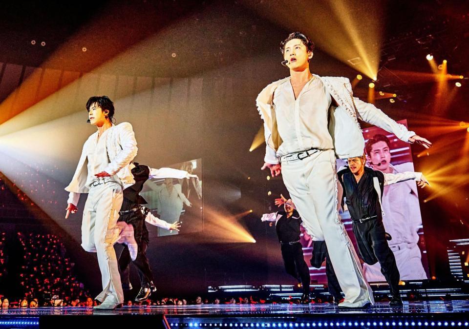 ３月６日の横浜アリーナ公演でパフォーマンスする東方神起のユンホ（左）とチャンミン