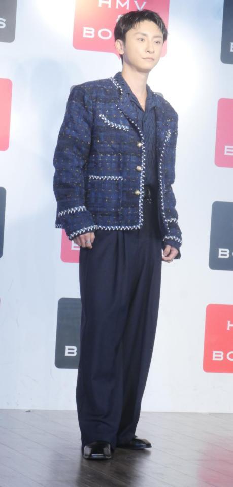 　会見に出席した與真司郎