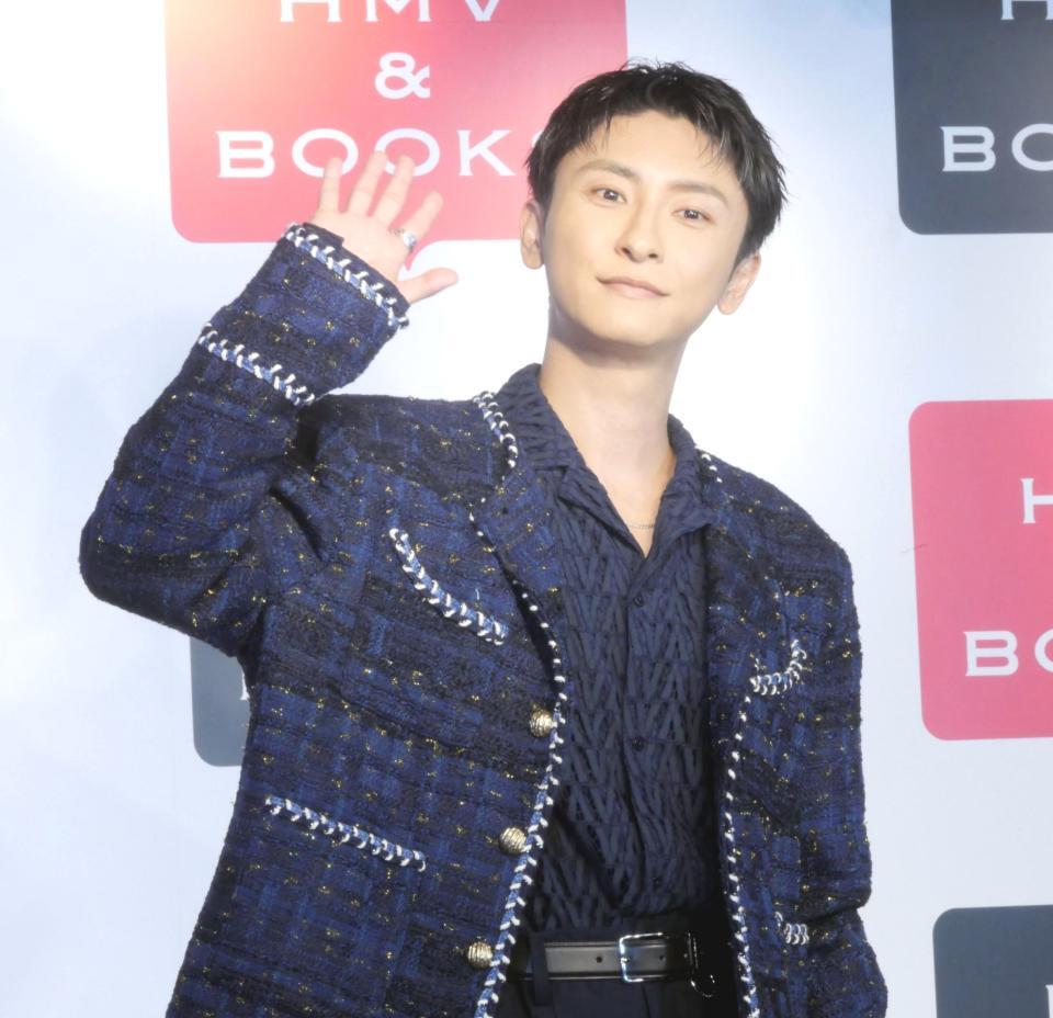 　会見に出席した與真司郎