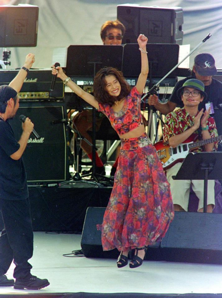 　阪神大震災救済コンサート「日本をすくえ９５」に出演した中森明菜＝１９９５年８月１２日