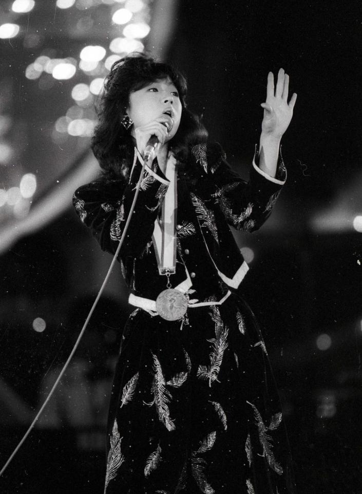 　全日本有線放送大賞の優秀スター賞を受賞し熱唱する中森明菜＝１９８４年１２月