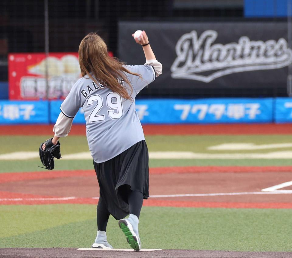 　背番号２９（肉）姿で投げるギャル曽根＝２０２３年４月撮影