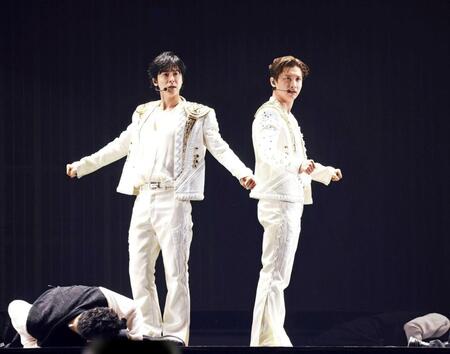 　ステージで躍動したユンホ（左）とチャンミン
