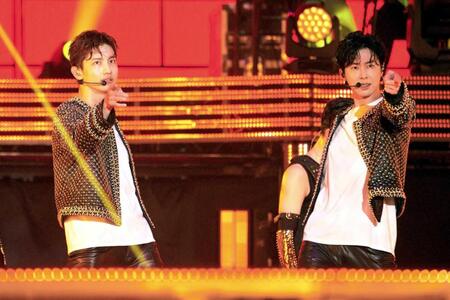 　ステージでキレキレパフォで魅せるチャンミン（左）とユンホ