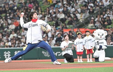 【写真】「133キロ凄すぎ」「すっっごい！」フジ23歳アナが剛速球始球式