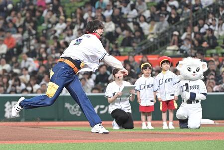 　始球式を務める梶谷直史アナウンサー＝２６日