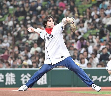 　始球式を務めた梶谷直史アナウンサー＝２６日