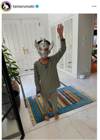 　紫吹淳にプレゼントされたお面に喜ぶ田丸麻紀の息子。田丸のインスタグラム＠ｔａｍａｒｕｍａｋｉより 