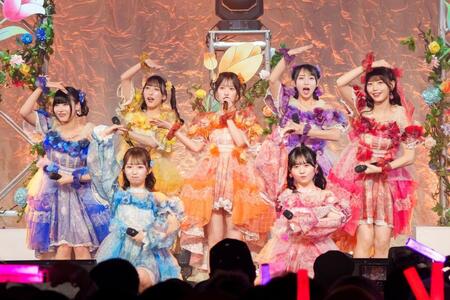 　会場を盛り上げるＳＷＥＥＴ　ＳＴＥＡＤＹの（後列左から）奥田彩友、山内咲奈、庄司なぎさ、塩川莉世、白石まゆみ、（前列左から）音井結衣、栗田なつか　ⓒ下山春香