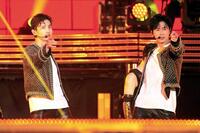 　ステージでキレキレパフォで魅せるチャンミン（左）とユンホ