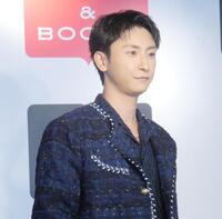 　会見に出席した與真司郎