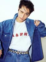 　端正なビジュアルを披露した塩野瑛久©小学館