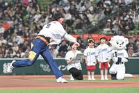 　始球式を務める梶谷直史アナウンサー＝２６日