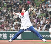 　始球式を務めた梶谷直史アナウンサー＝２６日