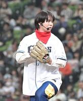 　始球式を務めた梶谷直史アナウンサー＝２６日