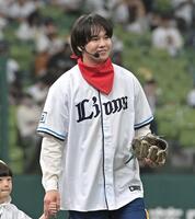 　始球式を務めた梶谷直史アナウンサー＝２６日