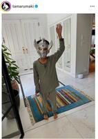 　紫吹淳にプレゼントされたお面に喜ぶ田丸麻紀の息子。田丸のインスタグラム＠ｔａｍａｒｕｍａｋｉより 