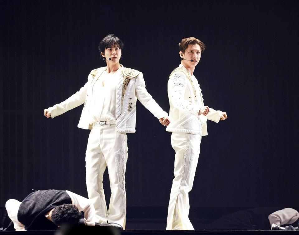 　ステージで躍動したユンホ（左）とチャンミン