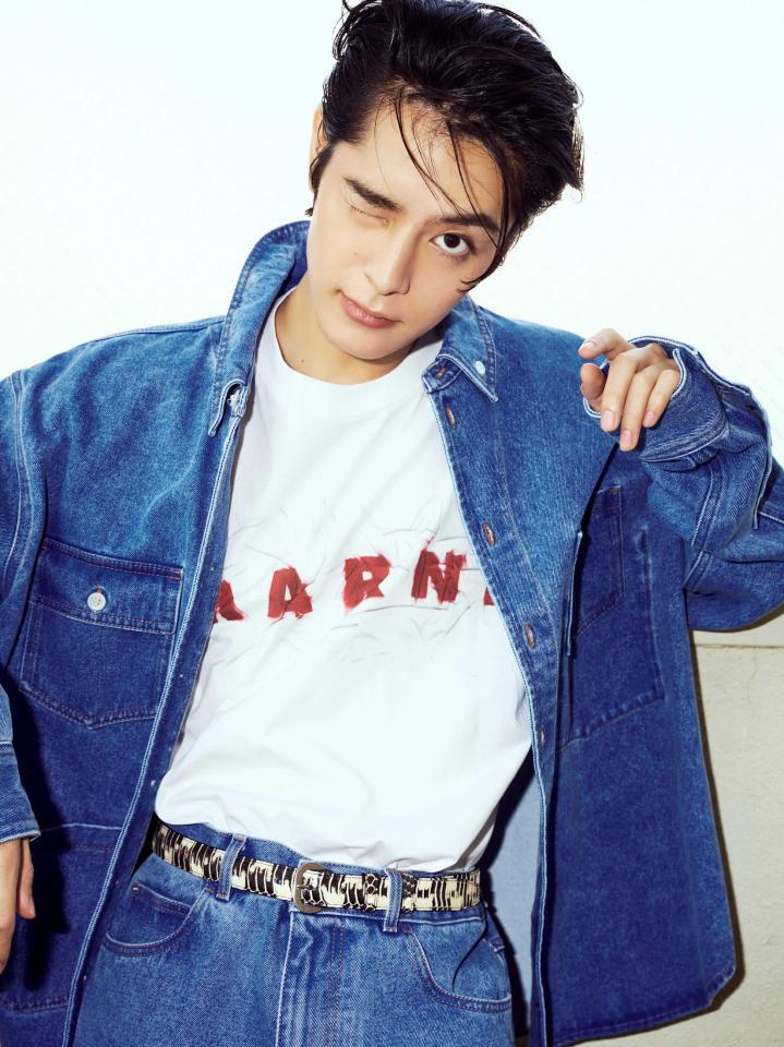 　端正なビジュアルを披露した塩野瑛久©小学館