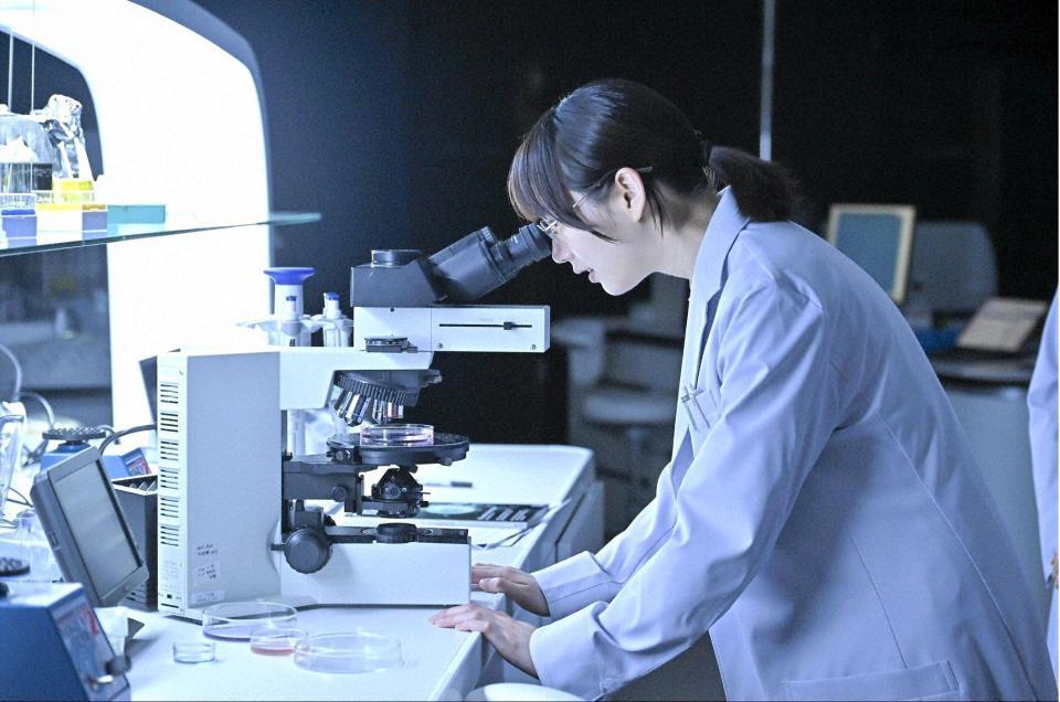 　研究員を演じる、のん。ＴＢＳ「キャスター」より