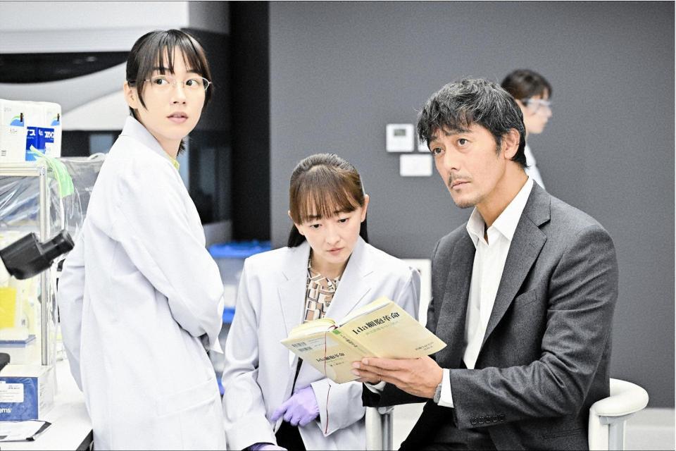 　メガネ姿もお似合いののん。ＴＢＳ「キャスター」より