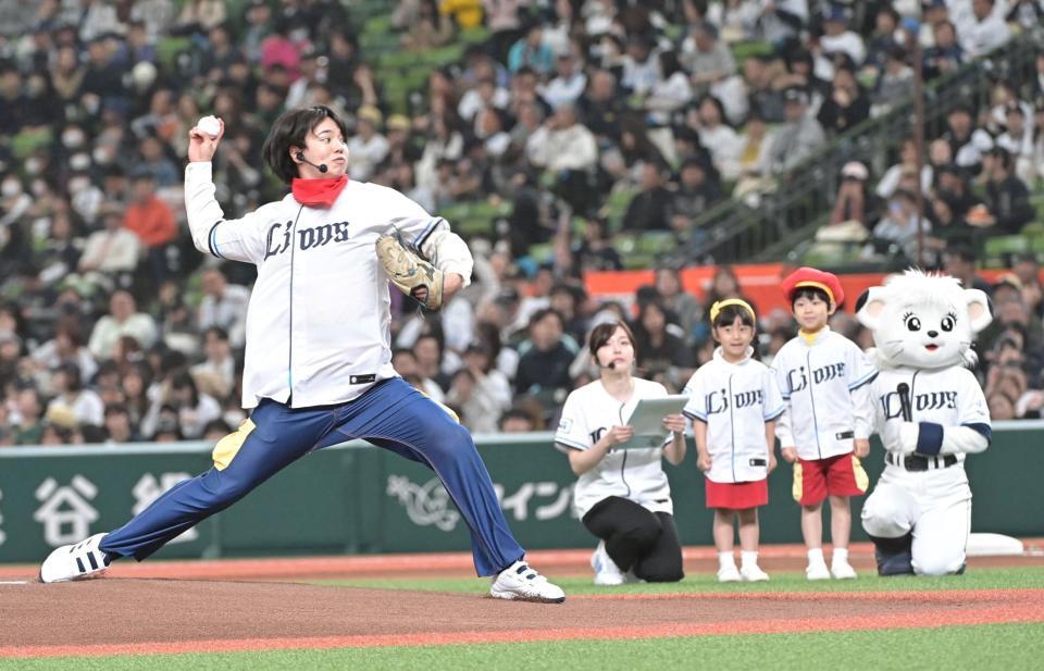 　始球式を務める梶谷直史アナウンサー＝２６日