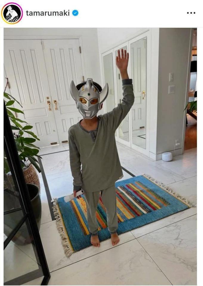 　紫吹淳にプレゼントされたお面に喜ぶ田丸麻紀の息子。田丸のインスタグラム＠ｔａｍａｒｕｍａｋｉより 