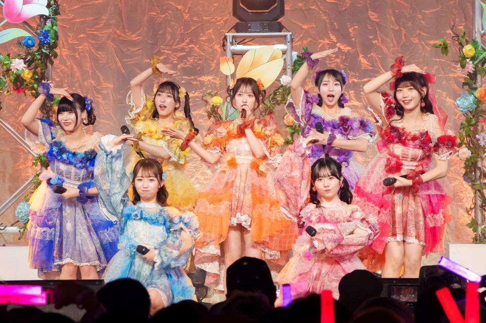 　会場を盛り上げるＳＷＥＥＴ　ＳＴＥＡＤＹの（後列左から）奥田彩友、山内咲奈、庄司なぎさ、塩川莉世、白石まゆみ、（前列左から）音井結衣、栗田なつか　ⓒ下山春香