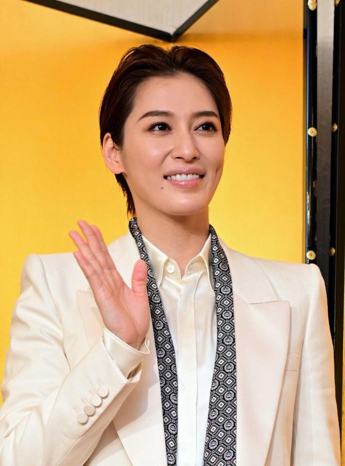 　２３年９月、退団会見で。月城かなと