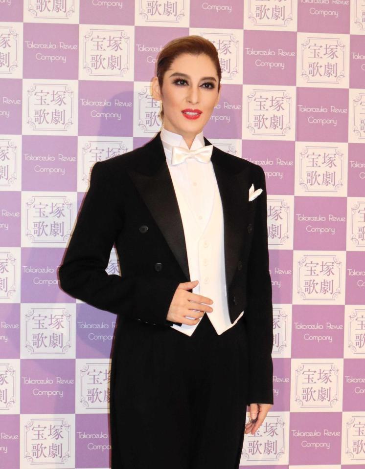 　２４年５月、退団会見をする月組トップスター月城かなと