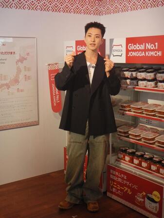 　写真に応じるＳＥＶＥＮＴＥＥＮのＨＯＳＨＩ