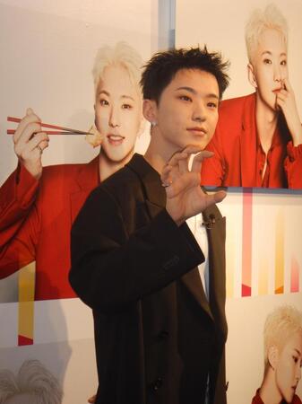 　写真に応じるＳＥＶＥＮＴＥＥＮのＨＯＳＨＩ