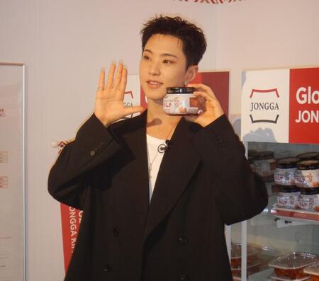 　写真に応じるＳＥＶＥＮＴＥＥＮのＨＯＳＨＩ