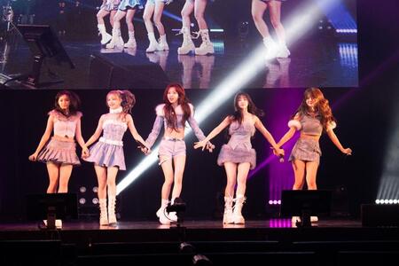 　ステージでキュートにパフォーマンスしたＭＡＤＥＩＮ　（ｃ）Ｂ　ＺＯＮＥ，Ｉｎｃ．／１４３ｅｎｔｅｒｔａｉｎｍｅｎｔ