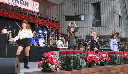 　スペシャルコラボをする（左から）中村あゆみ、杏子、寺田恵子、相川七瀬（撮影・伊藤笙子）