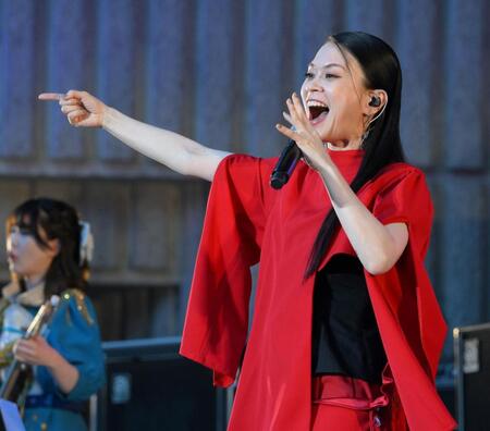 　会場を盛り上げた小柳ゆき（撮影・伊藤笙子）