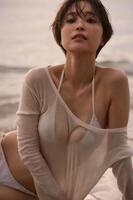 渡邊渚さん写真集「水平線」（Ⓒ中村和孝／集英社）より。