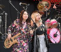 　コラボレーションする渡辺敦子（左）と寺田恵子（撮影・伊藤笙子）