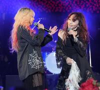 　ＢＡＲＢＥＥ　ＢＯＹＳ「目を閉じておいでよ」をコラボで熱唱する寺田恵子（左）と杏子（撮影・伊藤笙子）