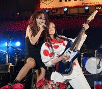 　熱唱する杏子（左）＝撮影・伊藤笙子