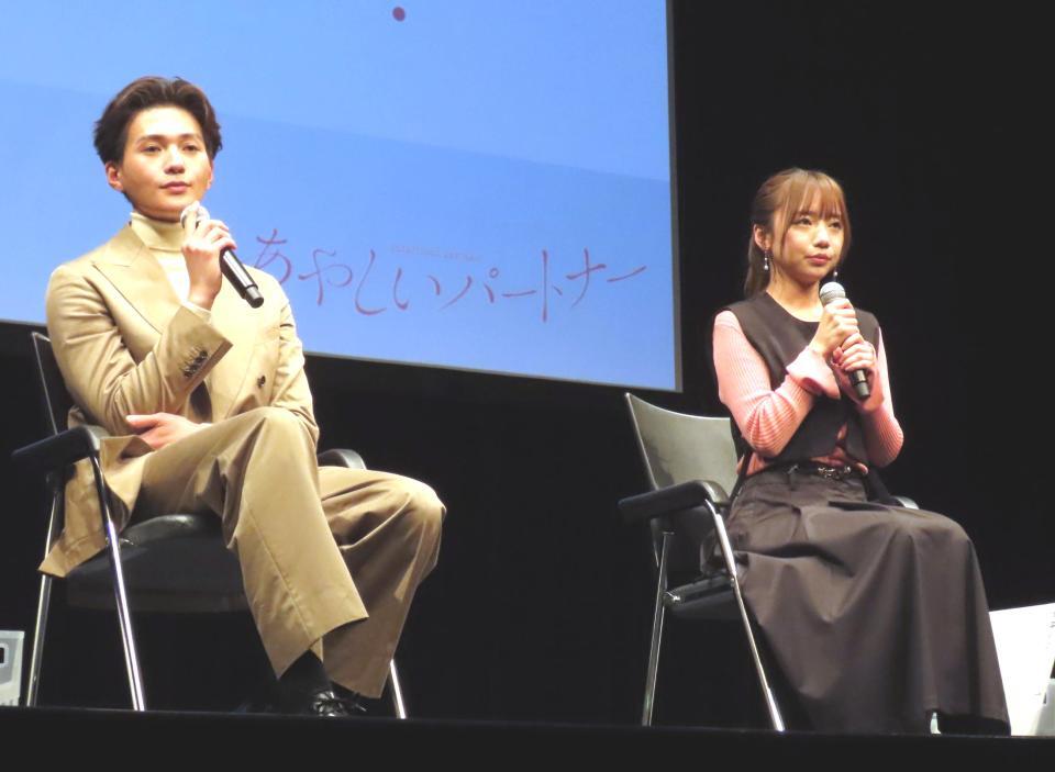 　ドラマイズム「あやしいパートナー」のトークショーに出席したＦＡＮＴＡＳＴＩＣＳの八木勇征（左）と齋藤京子