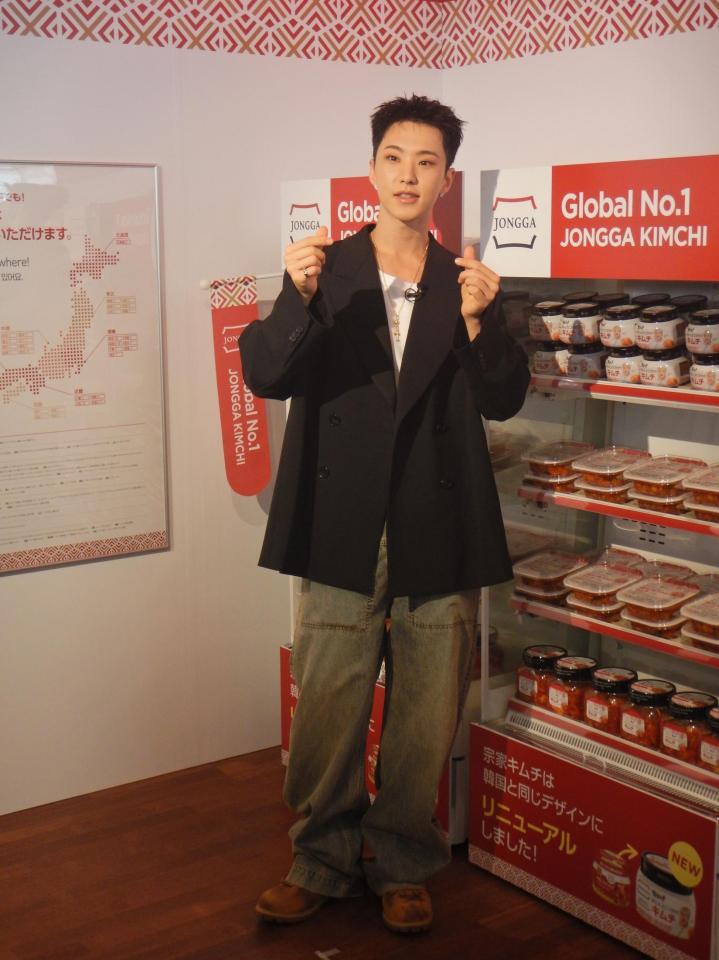 　写真に応じるＳＥＶＥＮＴＥＥＮのＨＯＳＨＩ