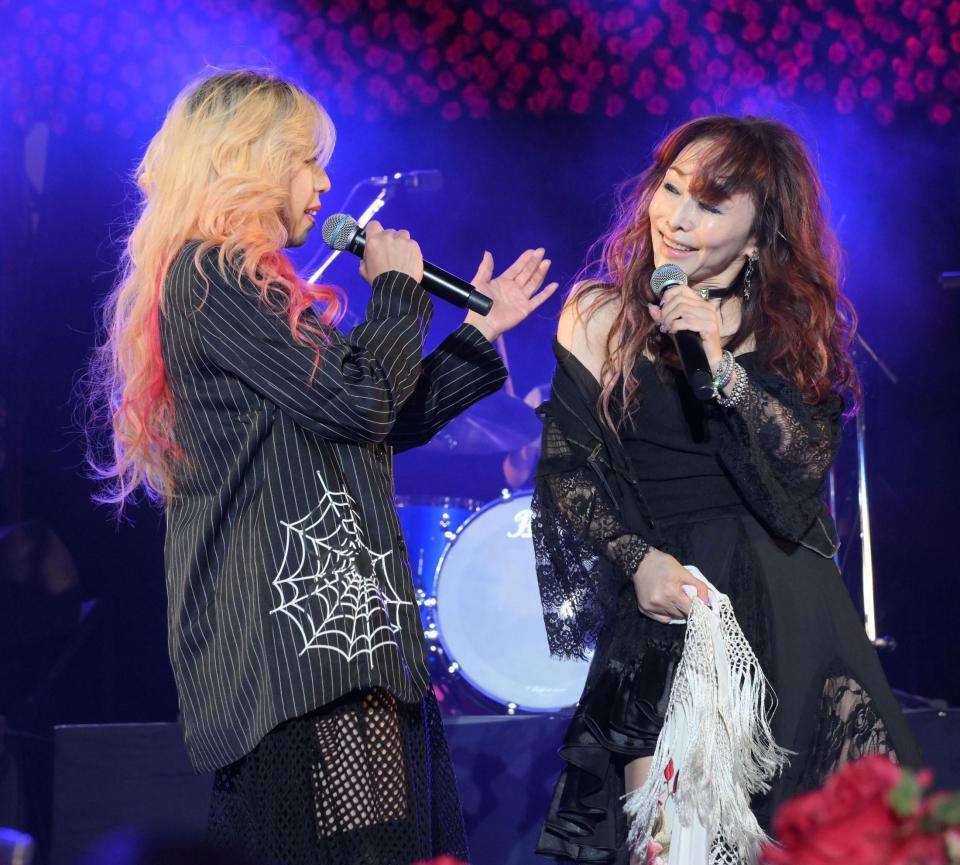 　ＢＡＲＢＥＥ　ＢＯＹＳ「目を閉じておいでよ」をコラボで熱唱する寺田恵子（左）と杏子（撮影・伊藤笙子）