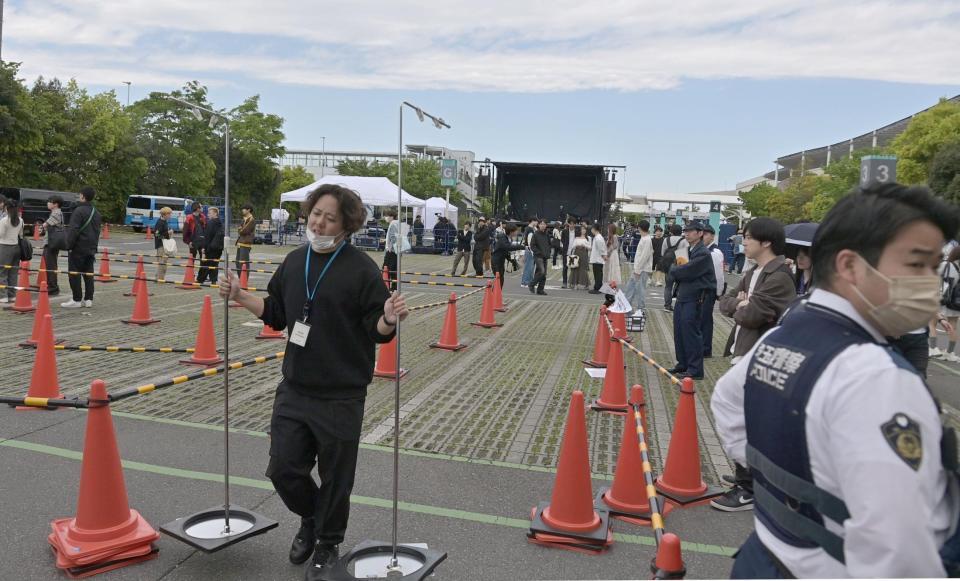 　≠ＭＥｉイベントが中止となり撤収作業する関係者（撮影・持木克友）