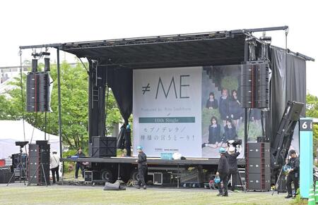 　解体されるステージ（撮影・持木克友）