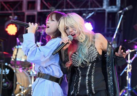 　コラボレーションする相川七瀬（左）と寺田恵子（撮影・伊藤笙子）