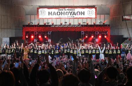 　フィナーレであいさつする出演者（撮影・伊藤笙子）