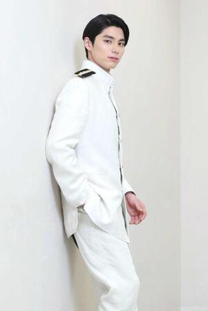 　軍服姿が様になる本田響矢（撮影・金田祐二）