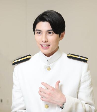 　インタビューに応じる本田響矢（撮影・金田祐二）