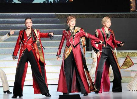 宝塚ＯＧ万博公演「未来へのＯｎｅ　Ｓｔｅｐ！」（左から）和央ようか、姿月あさと、湖月わたる